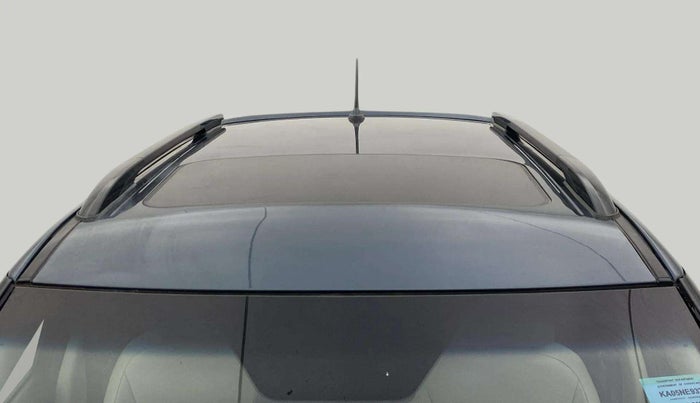 2022 Mahindra XUV300 W8 (O) 1.2 PETROL AMT, Petrol, Automatic, 9,801 km, Moonroof/ Sunroof