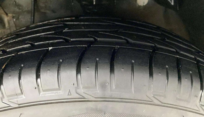 2022 Mahindra XUV300 W8 (O) 1.2 PETROL AMT, Petrol, Automatic, 9,801 km, Left Front Tyre Tread