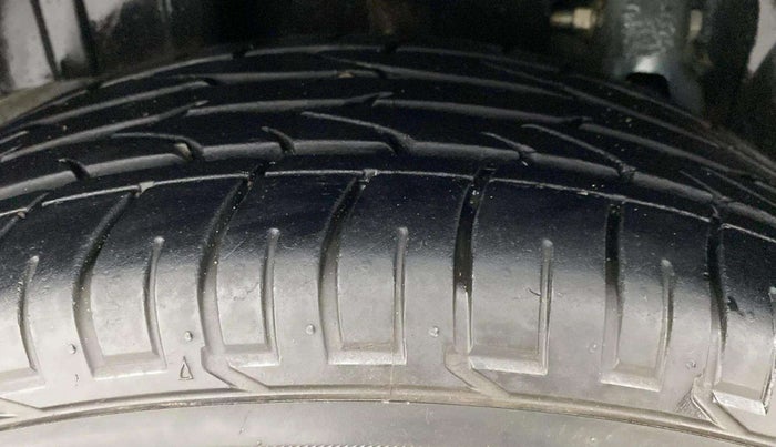 2022 Mahindra XUV300 W8 (O) 1.2 PETROL AMT, Petrol, Automatic, 9,801 km, Right Rear Tyre Tread