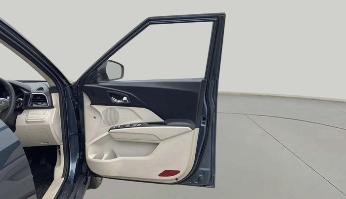 2022 Mahindra XUV300 W8 (O) 1.2 PETROL AMT, Petrol, Automatic, 9,801 km, RHS Front Door