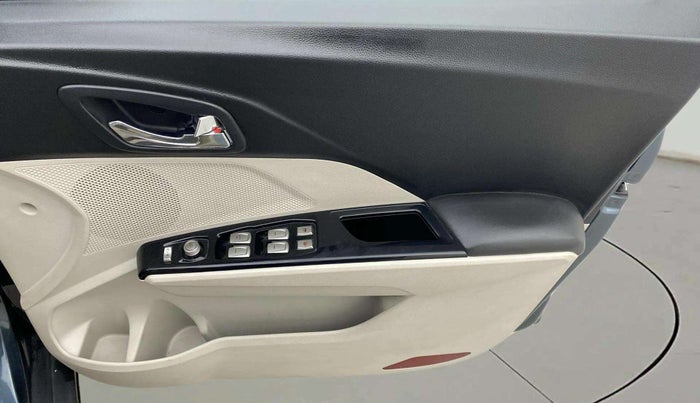 2022 Mahindra XUV300 W8 (O) 1.2 PETROL AMT, Petrol, Automatic, 9,801 km, Driver Side Door Panels Control