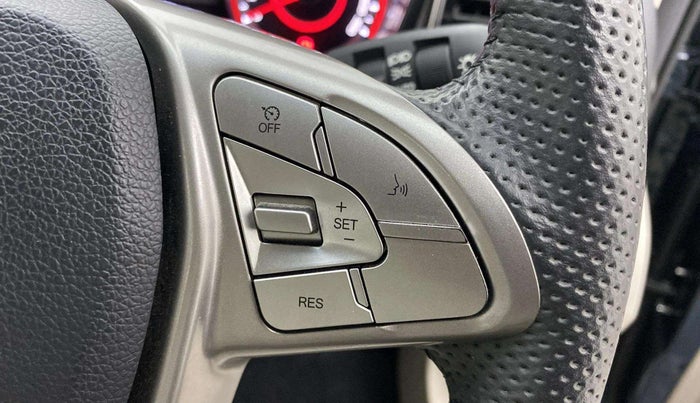 2022 Mahindra XUV300 W8 (O) 1.2 PETROL AMT, Petrol, Automatic, 9,801 km, Adaptive Cruise Control