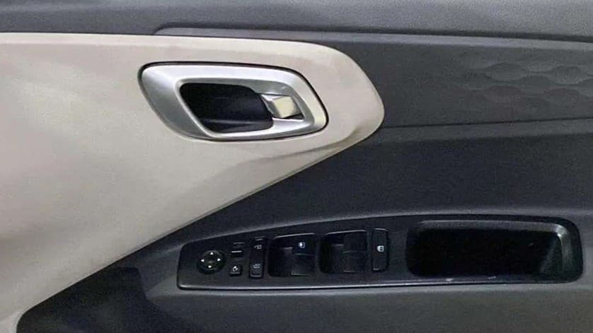 2024 Hyundai AURA SX 1.2 CNG, CNG, Manual, 25,675 km, Driver Side Door Panels Control