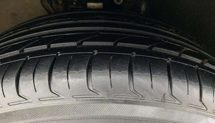 2015 Volkswagen Polo COMFORTLINE 1.2L, Petrol, Manual, 53,300 km, Right Front Tyre Tread