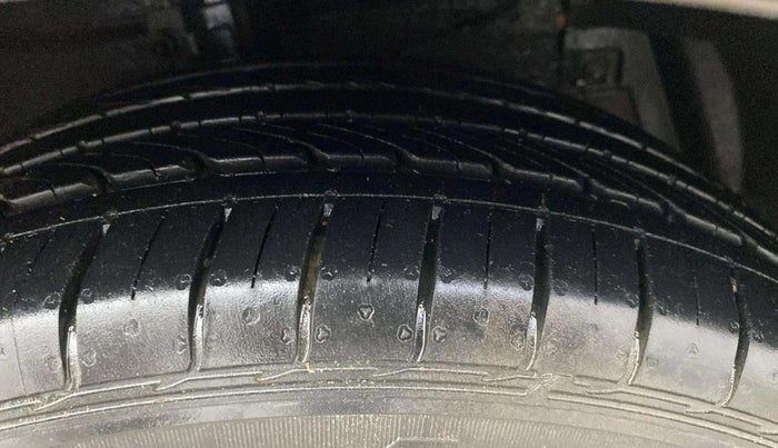 2017 Maruti Ciaz ALPHA 1.4 PETROL, Petrol, Manual, 10,442 km, Right Front Tyre Tread