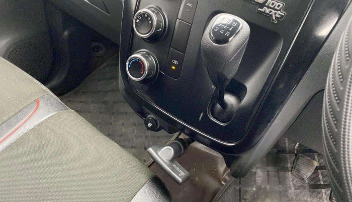 2018 Mahindra KUV 100 NXT K4+ P 6 STR, Petrol, Manual, 45,543 km, Gear Lever