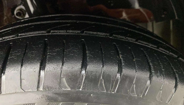 2018 Mahindra KUV 100 NXT K4+ P 6 STR, Petrol, Manual, 45,543 km, Right Front Tyre Tread