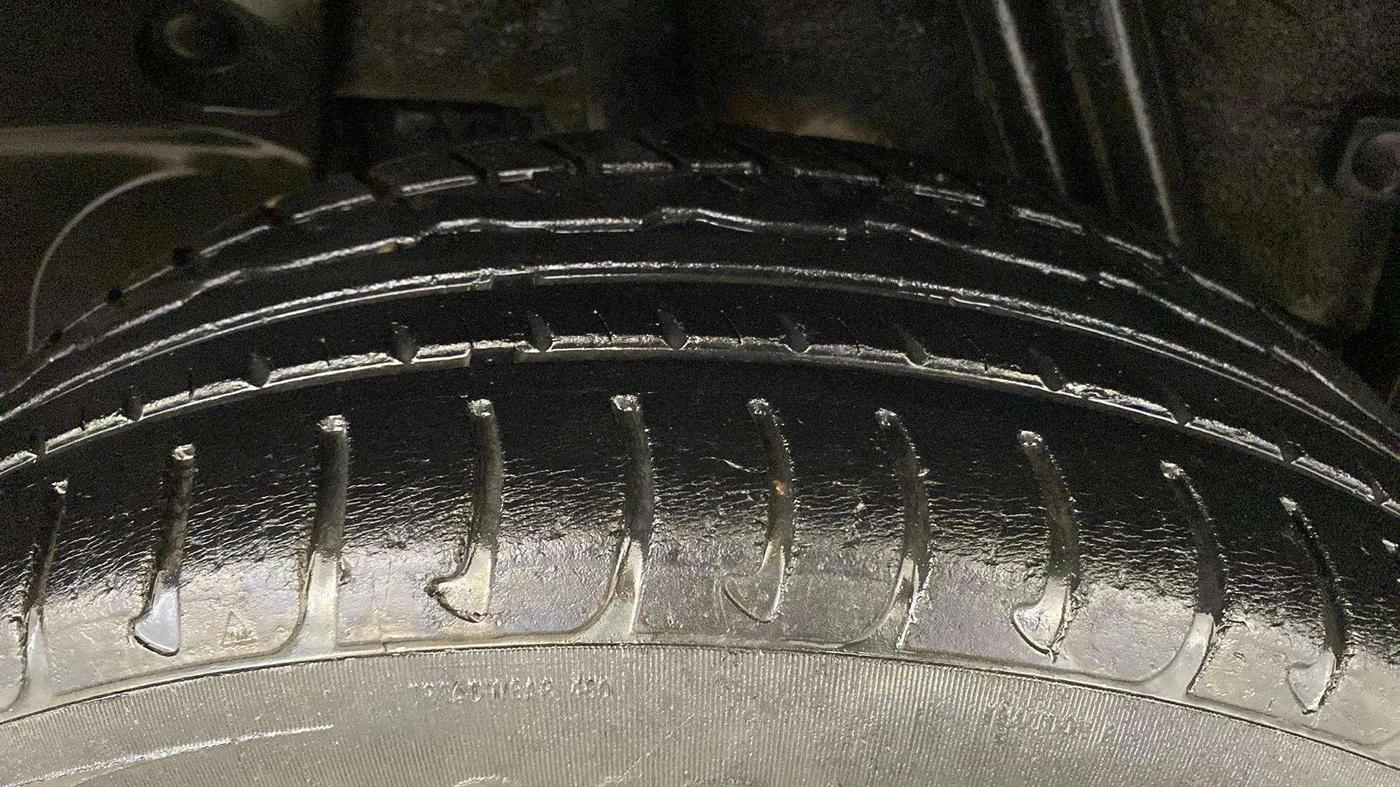 2017 Renault Duster RXS CVT, Petrol, Automatic, 37,203 km, Right Rear Tyre Tread