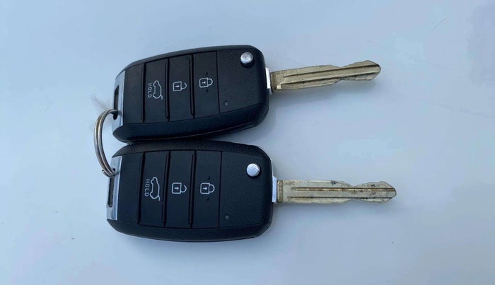 2020 KIA SONET HTK PLUS 1.2, Petrol, Manual, 30,285 km, Key Close Up
