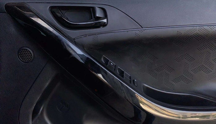 2022 Tata NEXON XZ PLUS (O) PETROL DARK EDITION, CNG, Manual, 66,360 km, Driver Side Door Panels Control