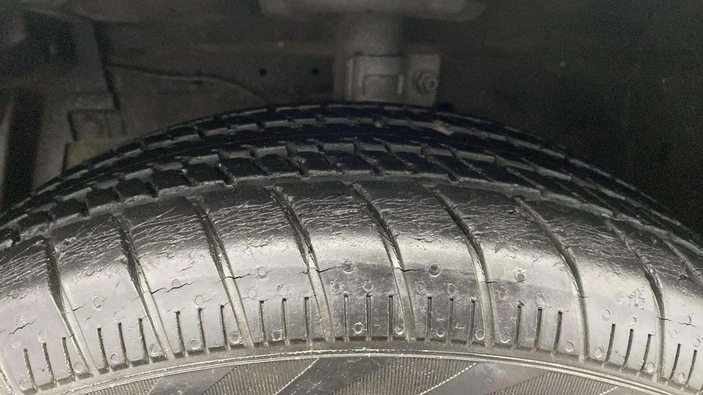 2015 Maruti Ertiga VXI, Petrol, Manual, 12,236 km, Left Front Tyre Tread
