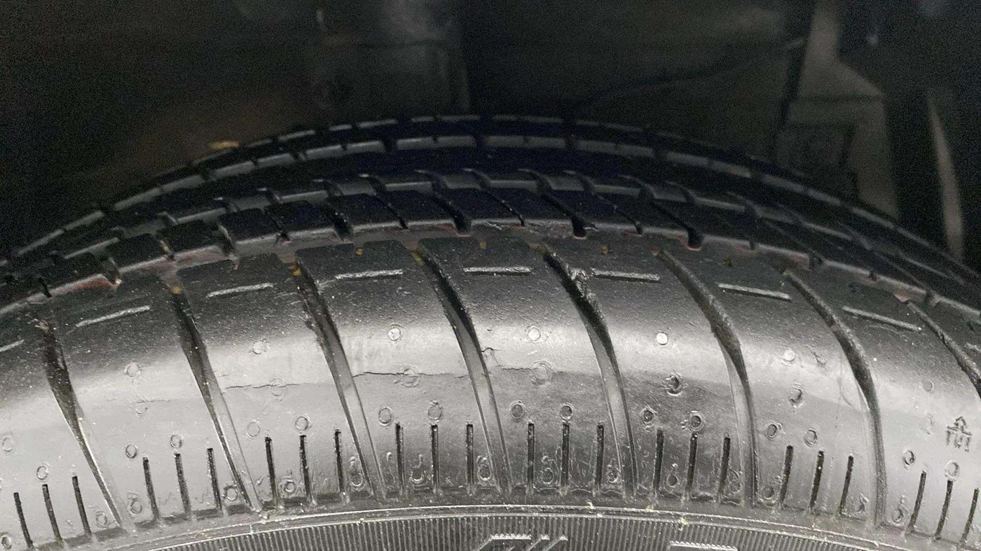 2015 Maruti Ertiga VXI, Petrol, Manual, 12,236 km, Right Front Tyre Tread