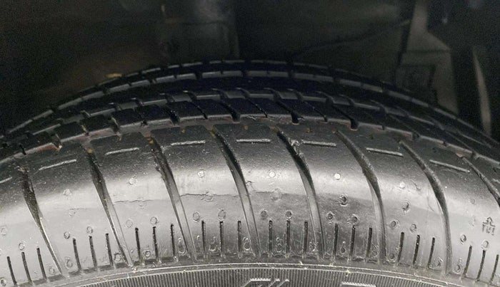 2015 Maruti Ertiga VXI, Petrol, Manual, 12,236 km, Right Front Tyre Tread