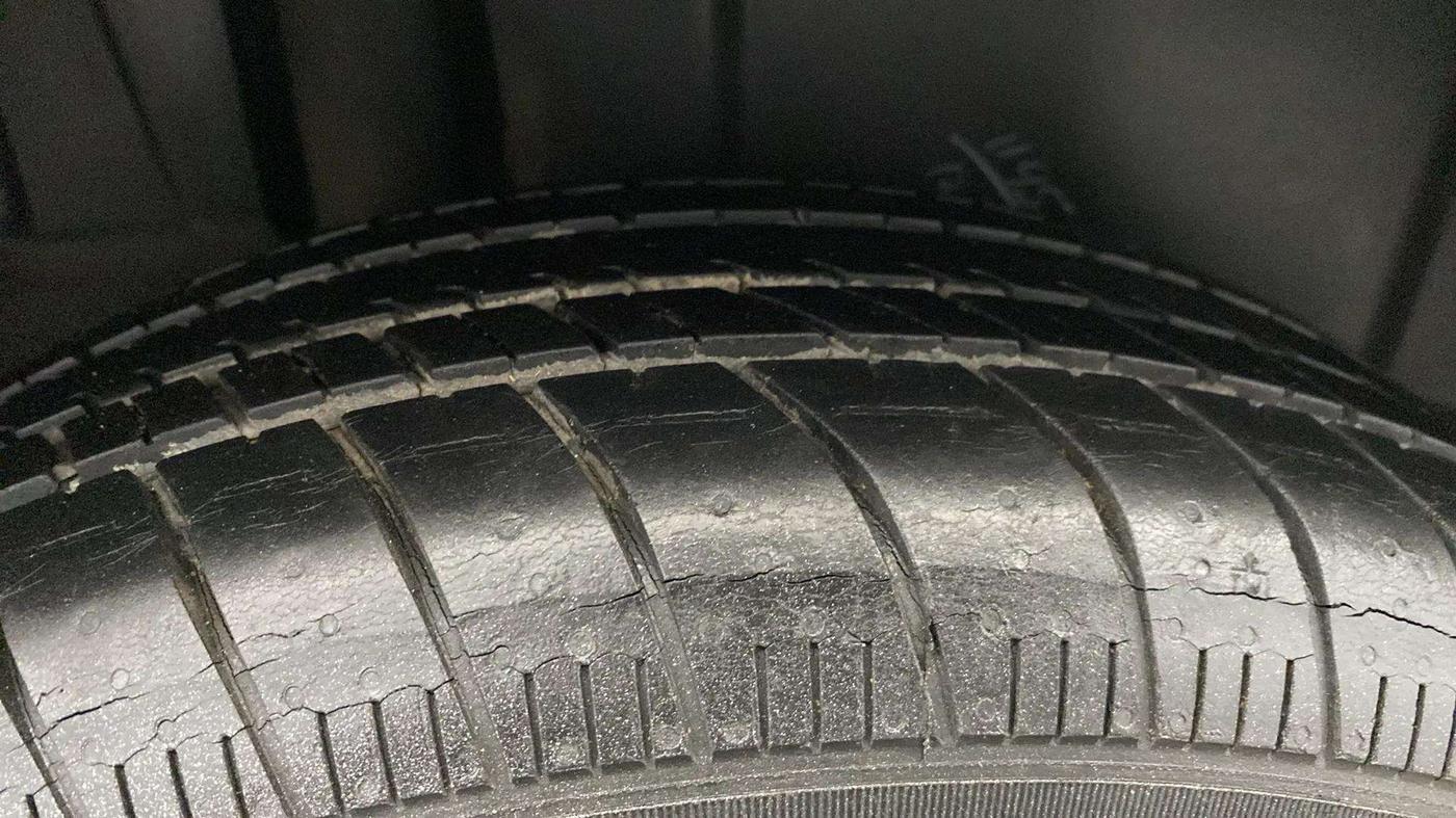 2015 Maruti Ertiga VXI, Petrol, Manual, 12,236 km, Right Rear Tyre Tread