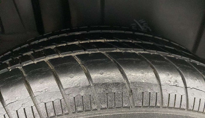 2015 Maruti Ertiga VXI, Petrol, Manual, 12,236 km, Right Rear Tyre Tread