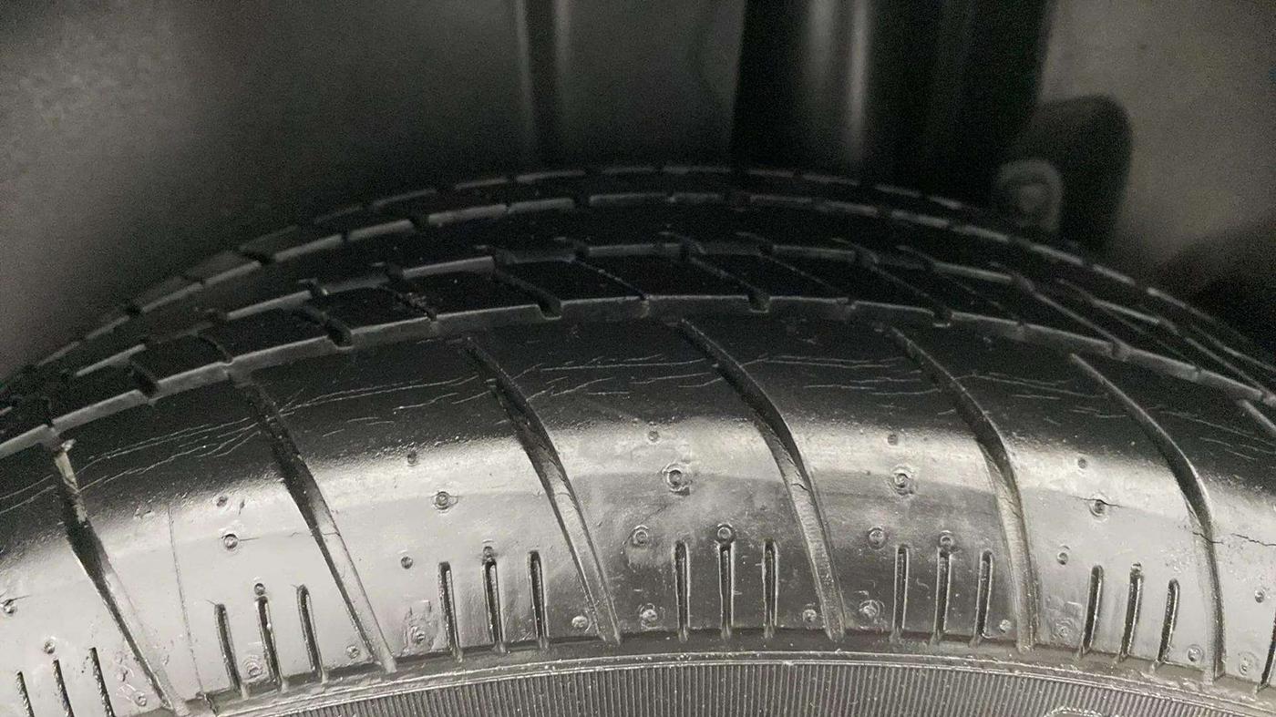 2015 Maruti Ertiga VXI, Petrol, Manual, 12,236 km, Left Rear Tyre Tread