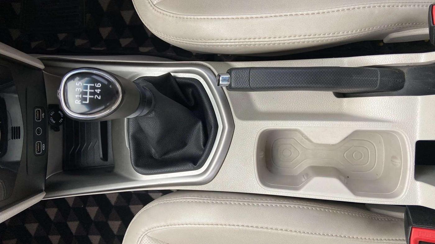 2021 Mahindra XUV300 W8 (O) 1.2 PETROL, Petrol, Manual, 85,949 km, Gear Lever