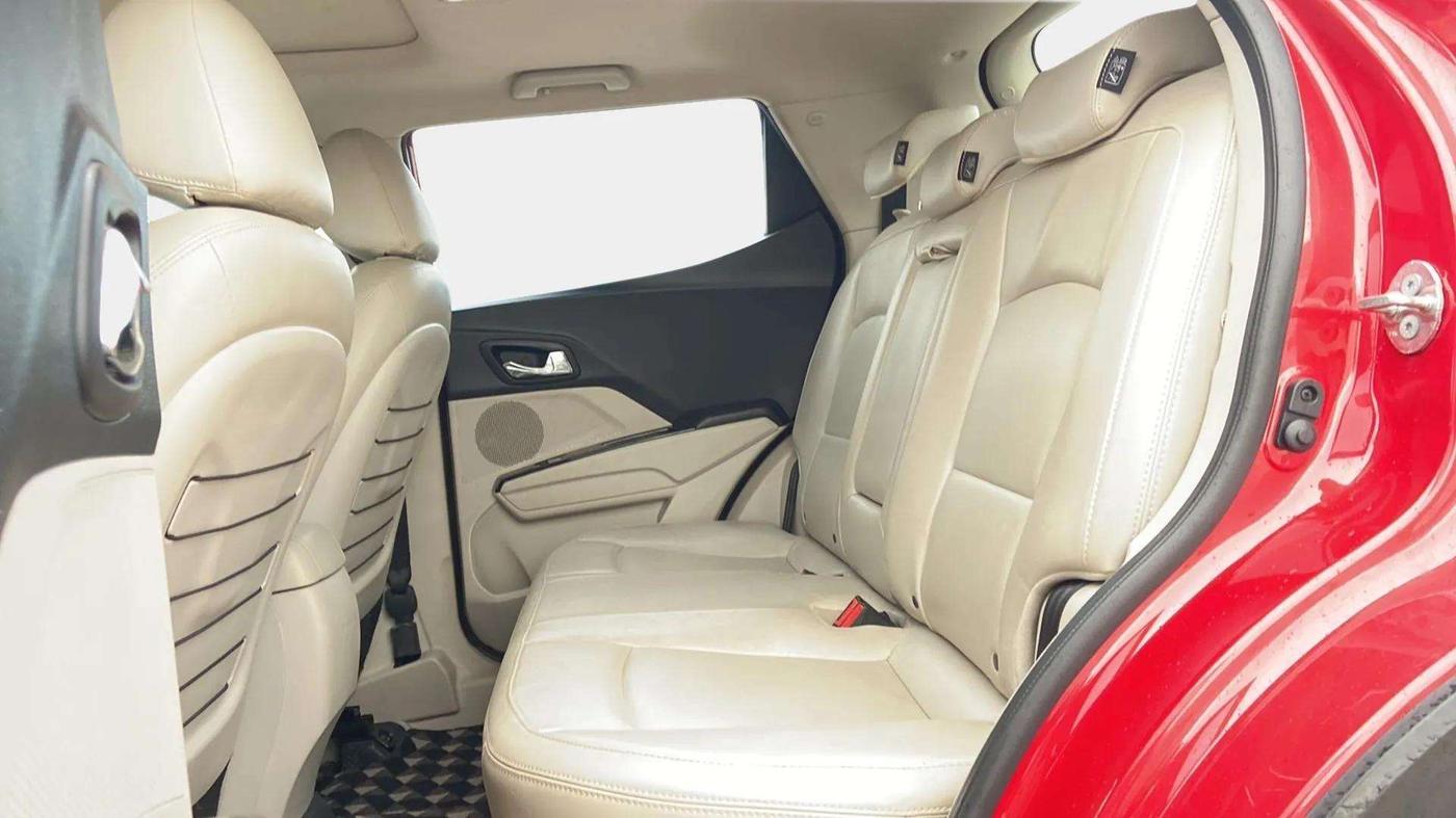 2021 Mahindra XUV300 W8 (O) 1.2 PETROL, Petrol, Manual, 85,949 km, Right Side Rear Door Cabin