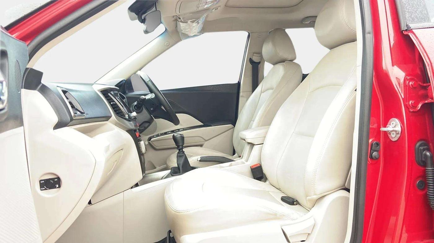 2021 Mahindra XUV300 W8 (O) 1.2 PETROL, Petrol, Manual, 85,949 km, Right Side Front Door Cabin