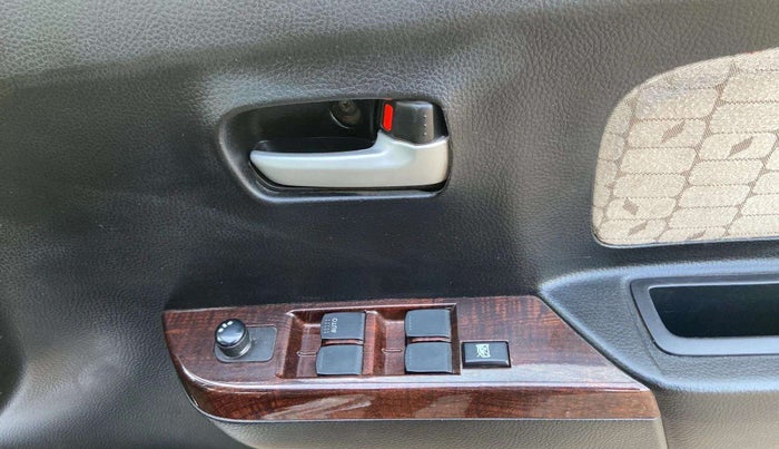 2018 Maruti Wagon R 1.0 VXI, Petrol, Manual, 31,014 km, Driver Side Door Panels Control