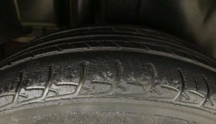 2015 Maruti Ciaz ZXI, CNG, Manual, 78,606 km, Right Rear Tyre Tread