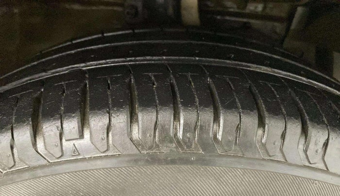 2015 Maruti Ciaz ZXI, CNG, Manual, 78,606 km, Right Front Tyre Tread