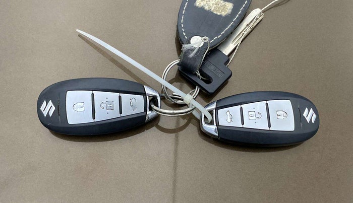 2015 Maruti Ciaz ZXI, CNG, Manual, 78,606 km, Key Close Up