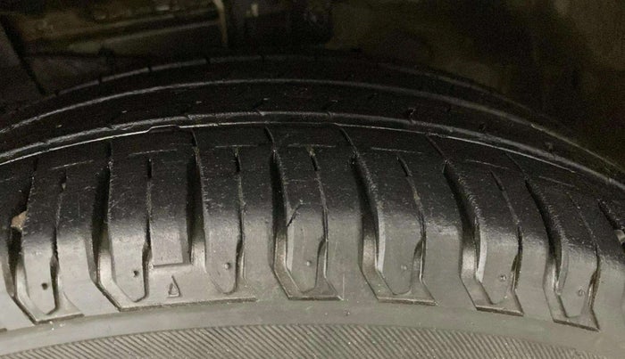 2015 Maruti Ciaz ZXI, CNG, Manual, 78,606 km, Left Front Tyre Tread