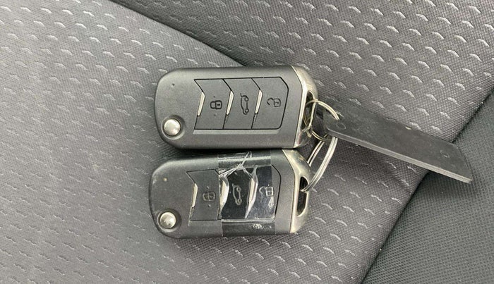 2022 Mahindra XUV300 W6 1.2 PETROL AMT, Petrol, Automatic, 48,602 km, Key Close Up