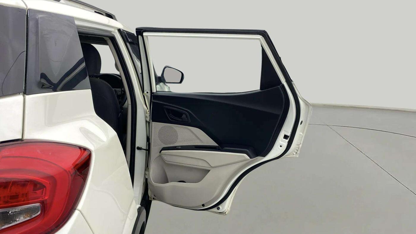 2022 Mahindra XUV300 W6 1.2 PETROL AMT, Petrol, Automatic, 48,602 km, RHS Rear Door