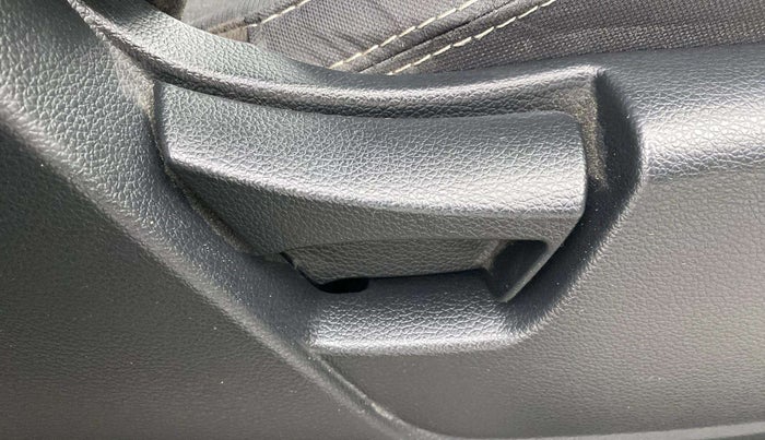 2022 Mahindra XUV300 W6 1.2 PETROL AMT, Petrol, Automatic, 48,602 km, Driver Side Adjustment Panel
