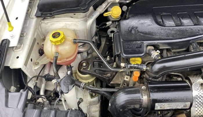 2022 Mahindra XUV300 W6 1.2 PETROL AMT, Petrol, Automatic, 48,602 km, Engine View - Right