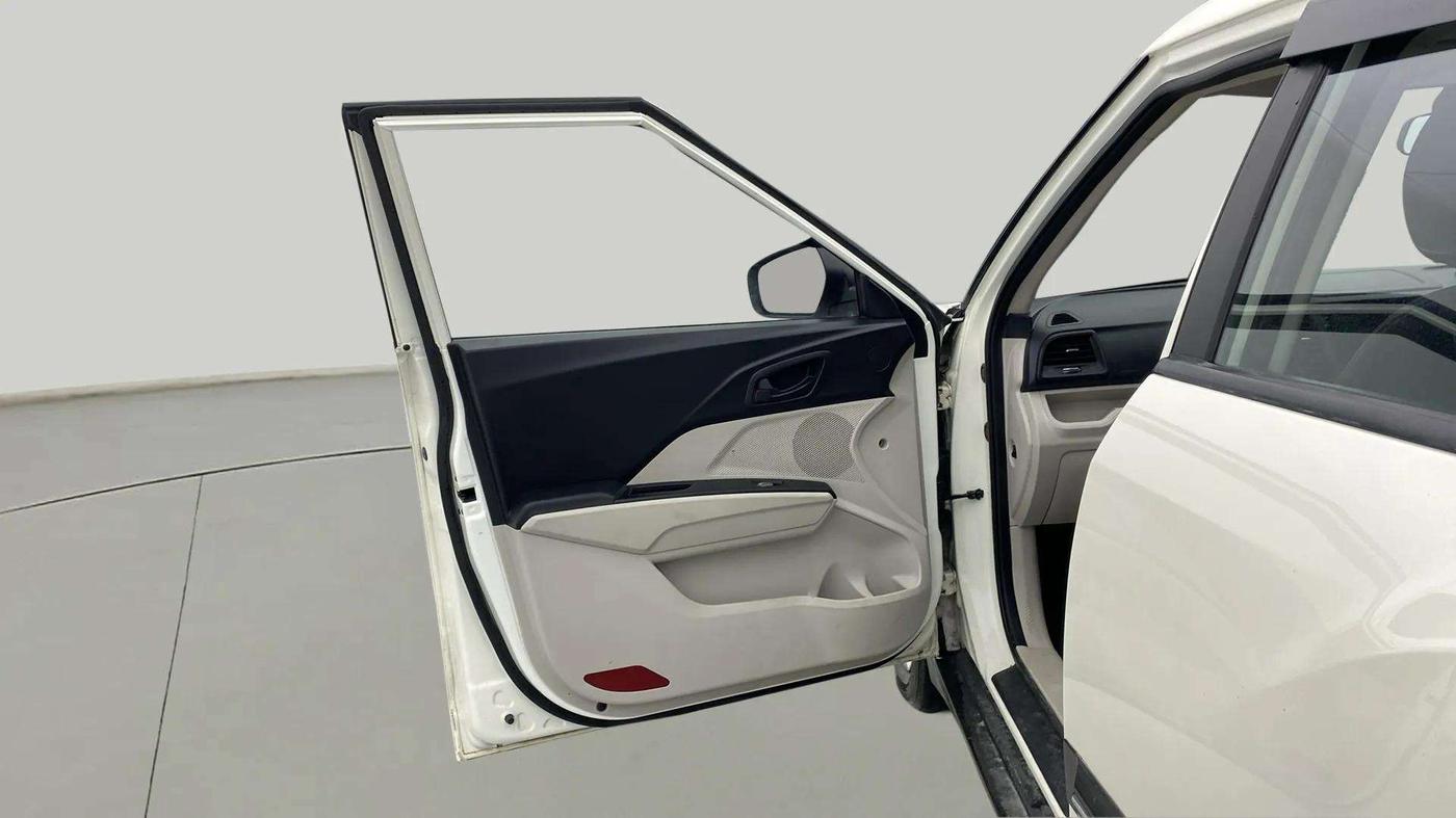 2022 Mahindra XUV300 W6 1.2 PETROL AMT, Petrol, Automatic, 48,602 km, LHS Front Door