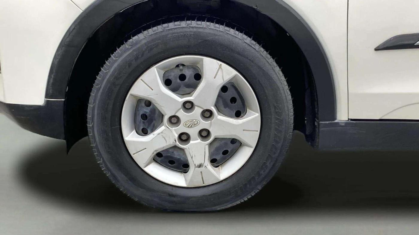 2022 Mahindra XUV300 W6 1.2 PETROL AMT, Petrol, Automatic, 48,602 km, Left Front Wheel