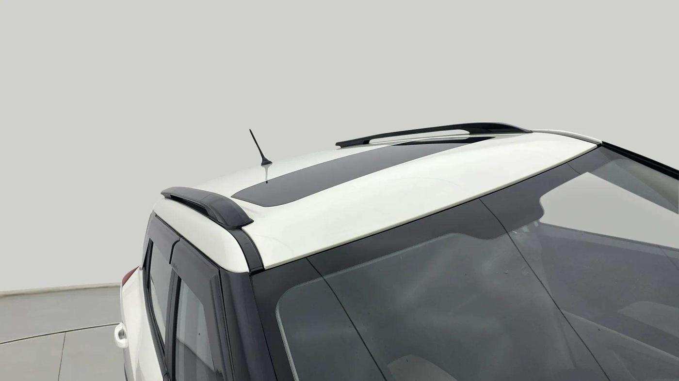 2022 Mahindra XUV300 W6 1.2 PETROL AMT, Petrol, Automatic, 48,602 km, Roof