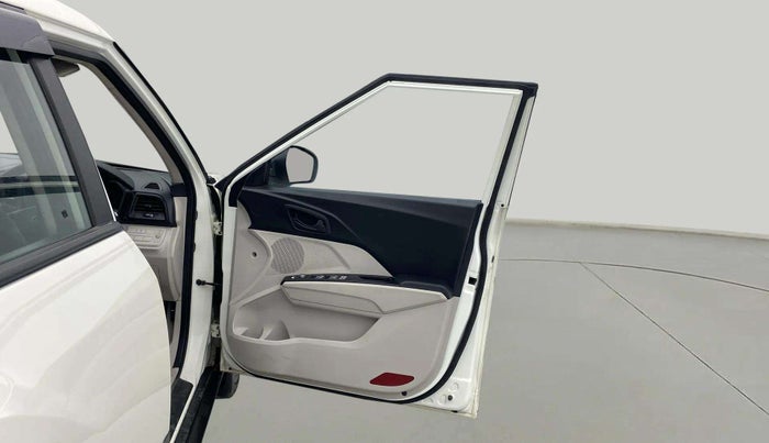 2022 Mahindra XUV300 W6 1.2 PETROL AMT, Petrol, Automatic, 48,602 km, RHS Front Door
