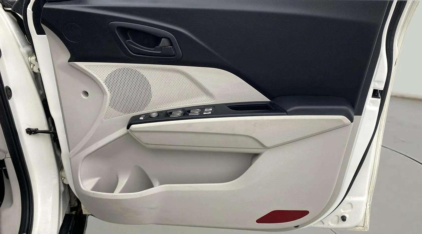 2022 Mahindra XUV300 W6 1.2 PETROL AMT, Petrol, Automatic, 48,602 km, Driver Side Door Panels Control