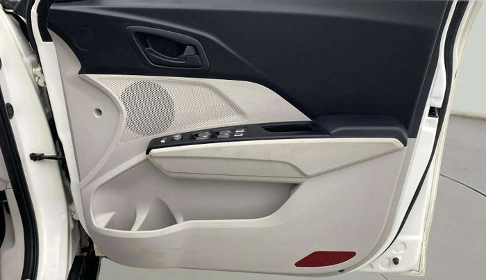 2022 Mahindra XUV300 W6 1.2 PETROL AMT, Petrol, Automatic, 48,602 km, Driver Side Door Panels Control
