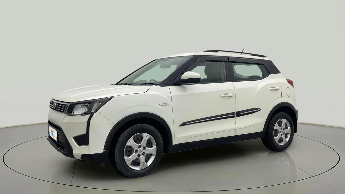 2022 Mahindra XUV300 W6 1.2 PETROL AMT, Petrol, Automatic, 48,602 km, Left Front Diagonal