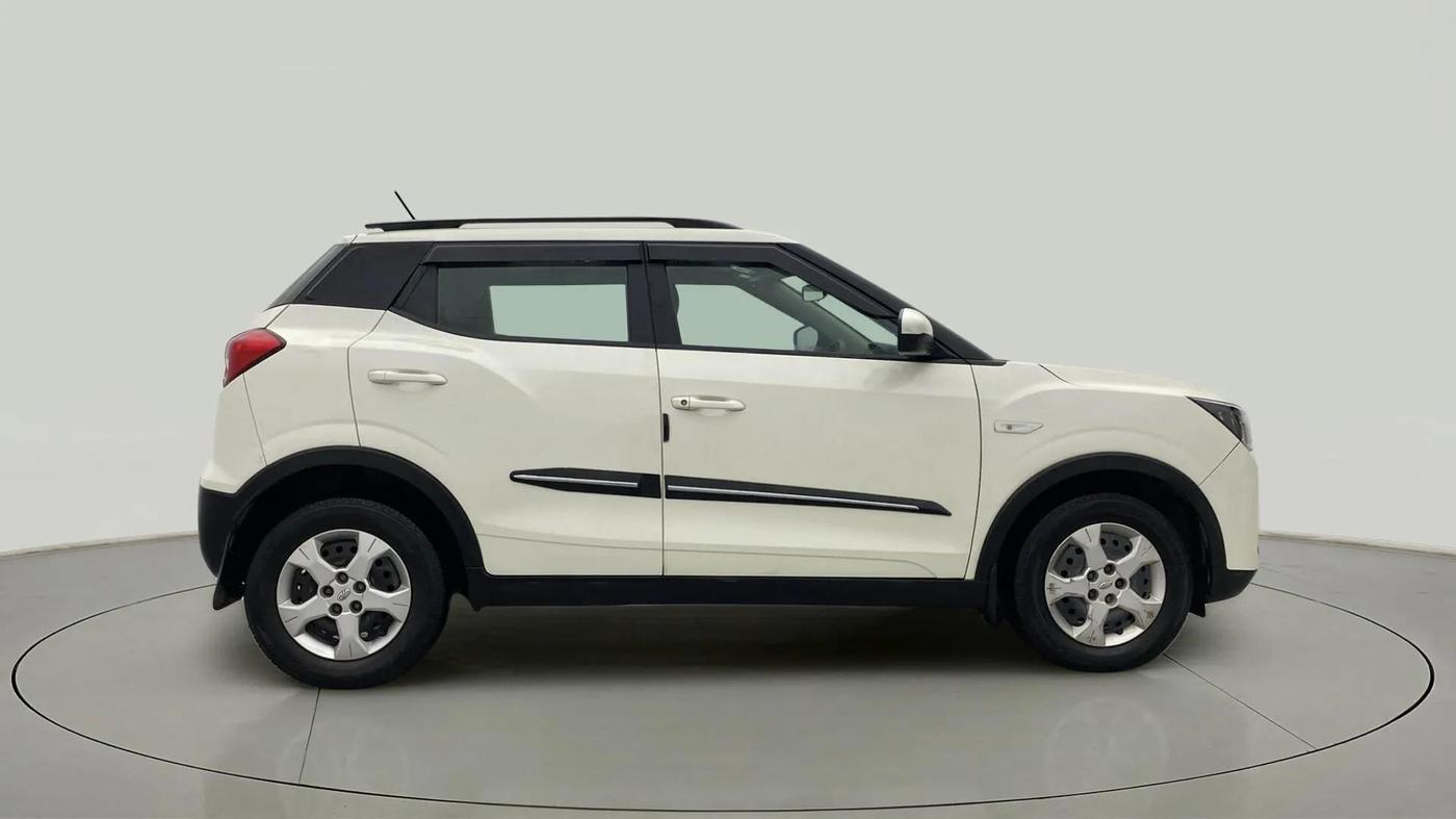 2022 Mahindra XUV300 W6 1.2 PETROL AMT, Petrol, Automatic, 48,602 km, Right Side View