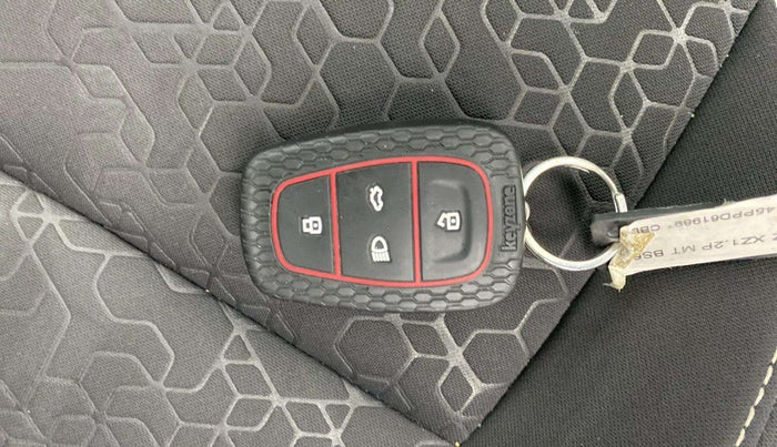 2023 Tata ALTROZ XZ PLUS PETROL, Petrol, Manual, 33,236 km, Key Close Up