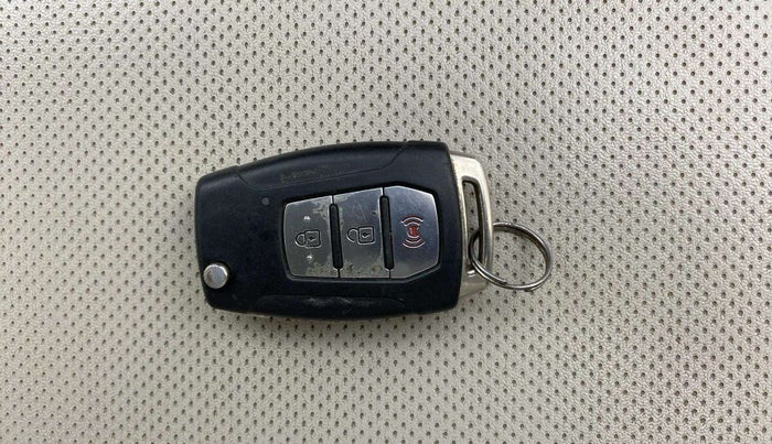 2019 Mahindra XUV300 W8 (O) 1.2 PETROL, Petrol, Manual, 41,826 km, Key Close Up