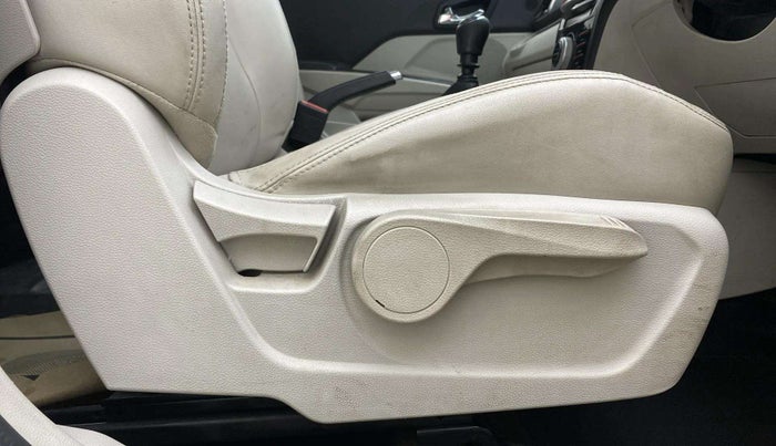 2019 Mahindra XUV300 W8 (O) 1.2 PETROL, Petrol, Manual, 41,826 km, Driver Side Adjustment Panel