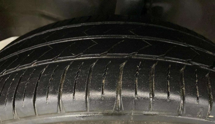 2017 Maruti Wagon R 1.0 LXI CNG, CNG, Manual, 52,787 km, Left Front Tyre Tread