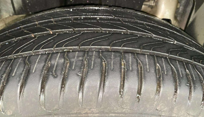 2019 Mahindra XUV300 W8 (O) 1.2 PETROL, Petrol, Manual, 70,547 km, Right Rear Tyre Tread