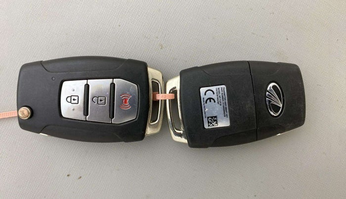 2019 Mahindra XUV300 W8 (O) 1.2 PETROL, Petrol, Manual, 70,547 km, Key Close Up
