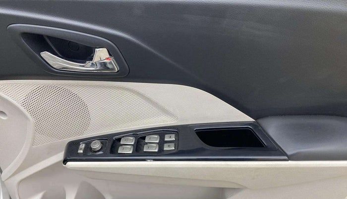 2019 Mahindra XUV300 W8 (O) 1.2 PETROL, Petrol, Manual, 70,547 km, Driver Side Door Panels Control