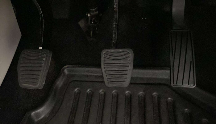 2019 Mahindra XUV300 W8 (O) 1.2 PETROL, Petrol, Manual, 70,547 km, Pedals