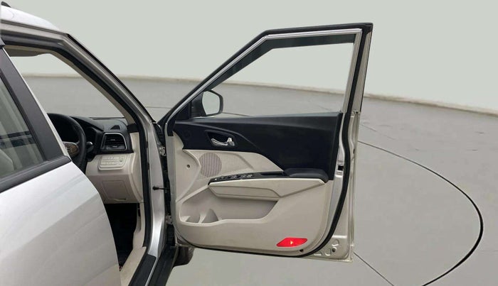 2019 Mahindra XUV300 W8 (O) 1.2 PETROL, Petrol, Manual, 70,547 km, RHS Front Door
