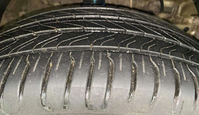 2019 Mahindra XUV300 W8 (O) 1.2 PETROL, Petrol, Manual, 70,547 km, Right Front Tyre Tread
